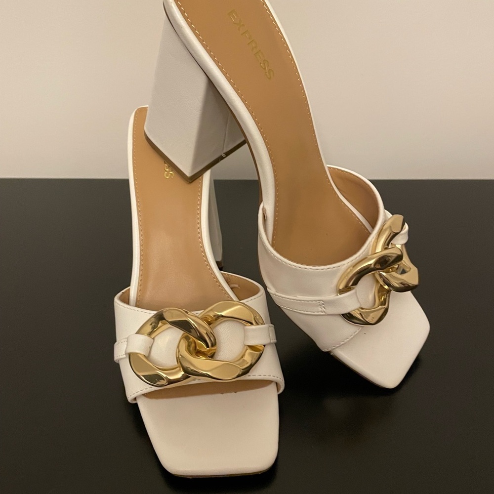 👗👠HOST PICK👗👠

Express Chic White and Gold Block Heeled Mules - Picture 4 of 6